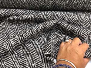 Frakkke uld - vævet i store sildeben, sort og hvid